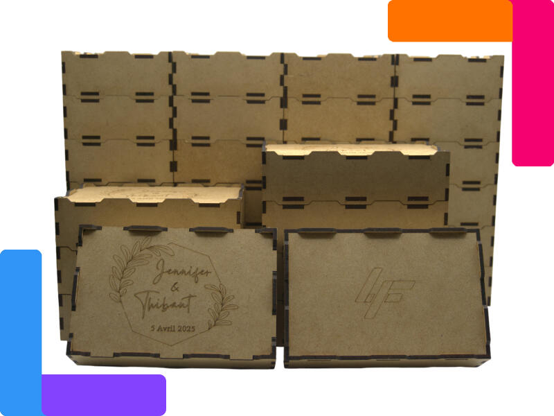 Pile de boites de mariage en bois